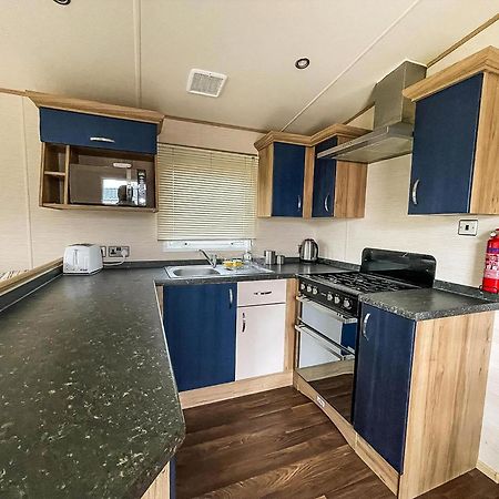 Hotel Lovely 6 Berth Caravan With Decking And Wifi In Kent, Ref 47017C à Whitstable Extérieur photo