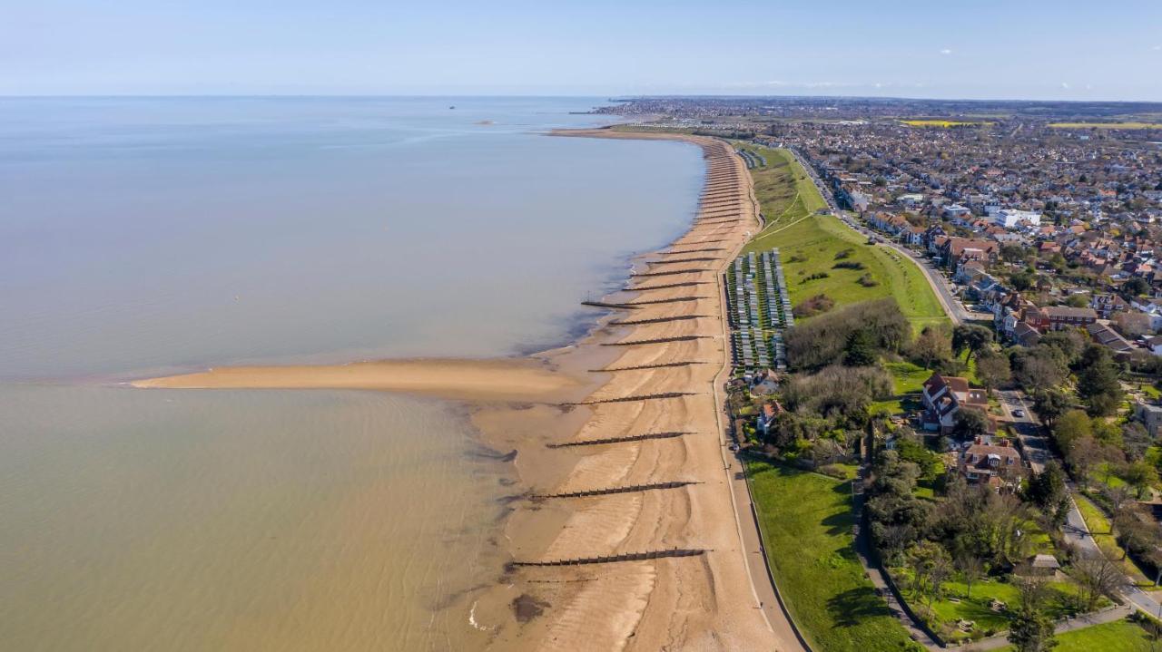 Hotel Lovely 6 Berth Caravan With Decking And Wifi In Kent, Ref 47017C à Whitstable Extérieur photo