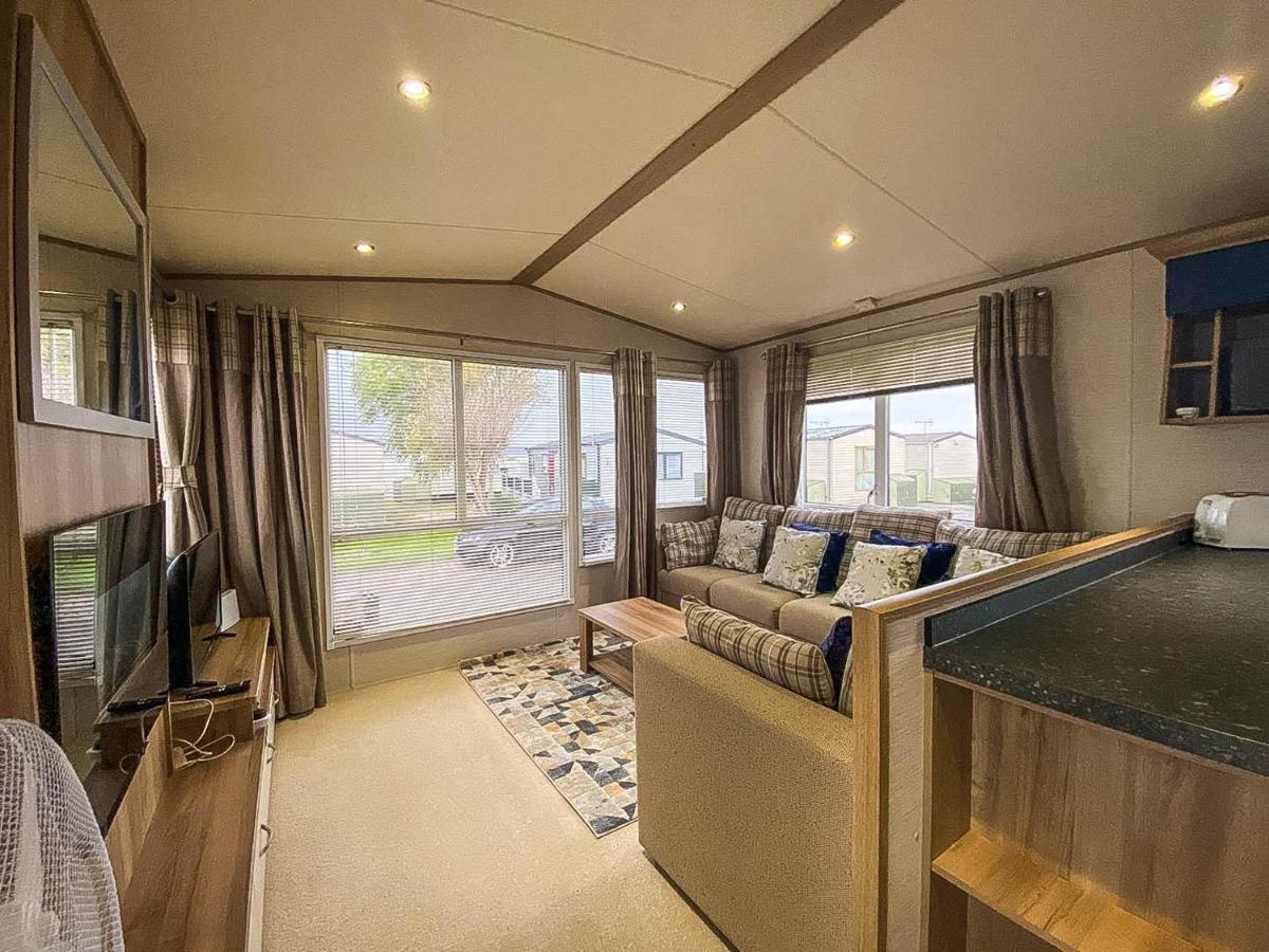 Hotel Lovely 6 Berth Caravan With Decking And Wifi In Kent, Ref 47017C à Whitstable Extérieur photo