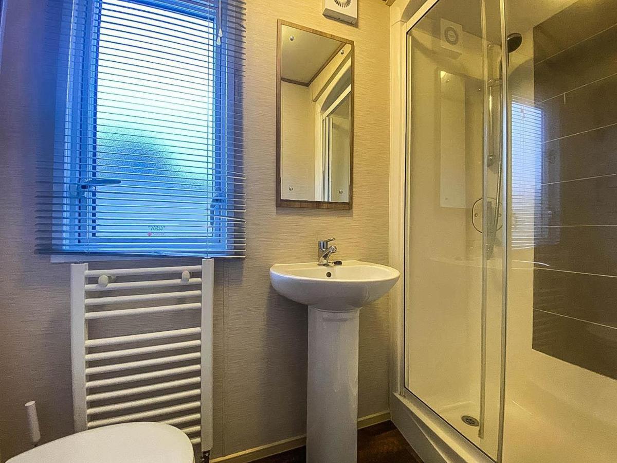 Hotel Lovely 6 Berth Caravan With Decking And Wifi In Kent, Ref 47017C à Whitstable Extérieur photo