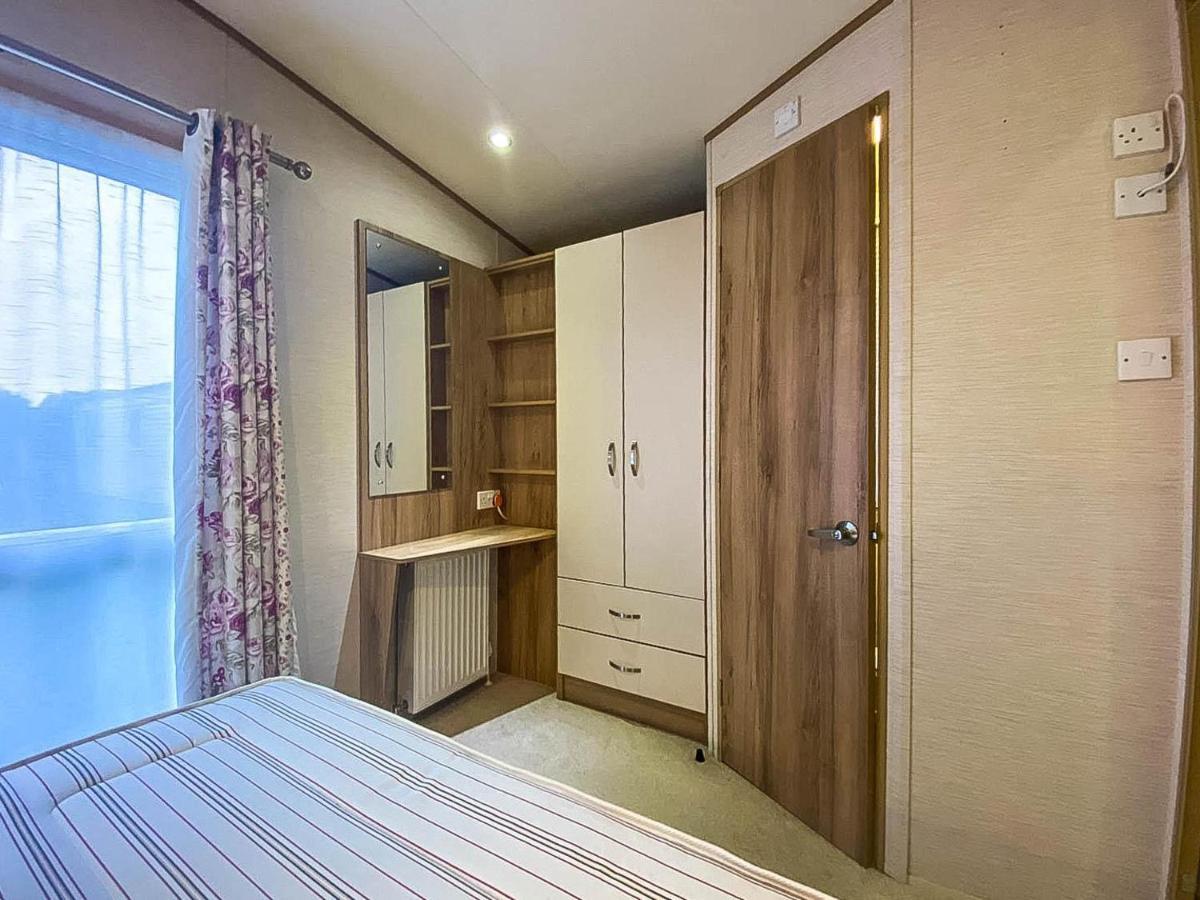 Hotel Lovely 6 Berth Caravan With Decking And Wifi In Kent, Ref 47017C à Whitstable Extérieur photo