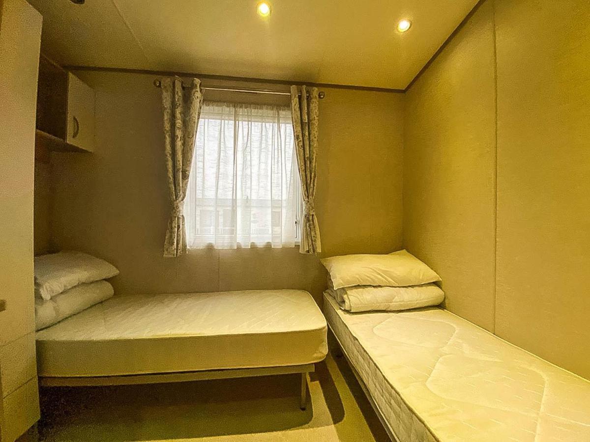 Hotel Lovely 6 Berth Caravan With Decking And Wifi In Kent, Ref 47017C à Whitstable Extérieur photo