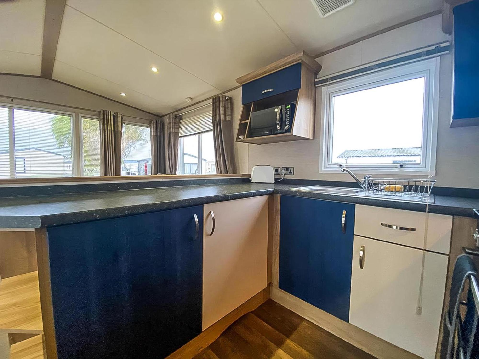 Hotel Lovely 6 Berth Caravan With Decking And Wifi In Kent, Ref 47017C à Whitstable Extérieur photo
