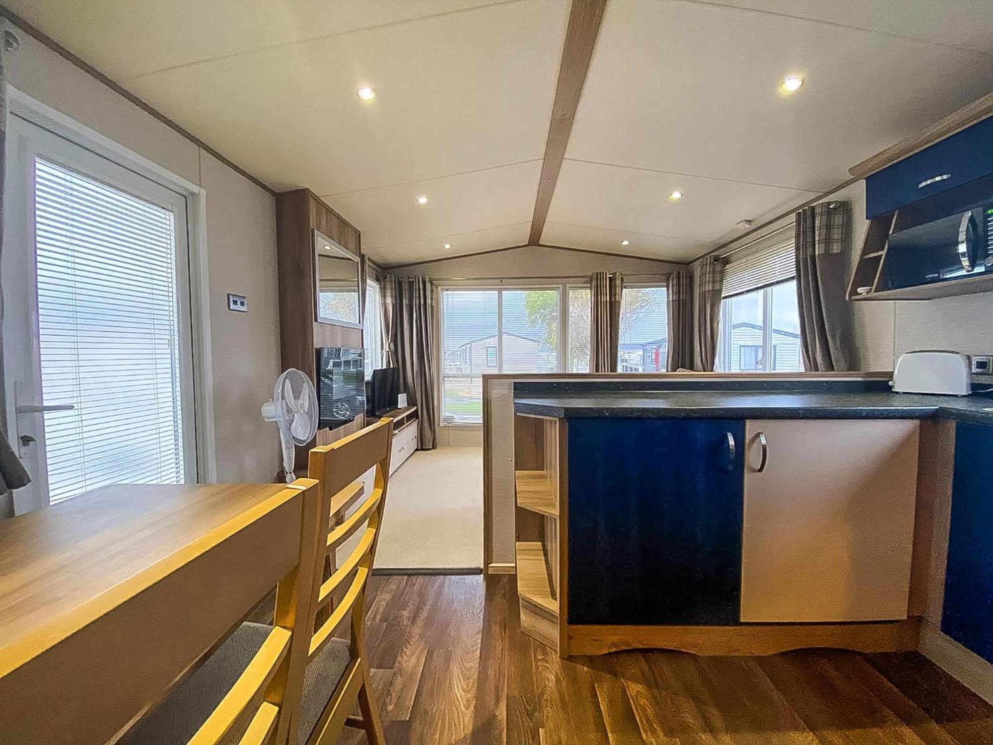 Hotel Lovely 6 Berth Caravan With Decking And Wifi In Kent, Ref 47017C à Whitstable Extérieur photo