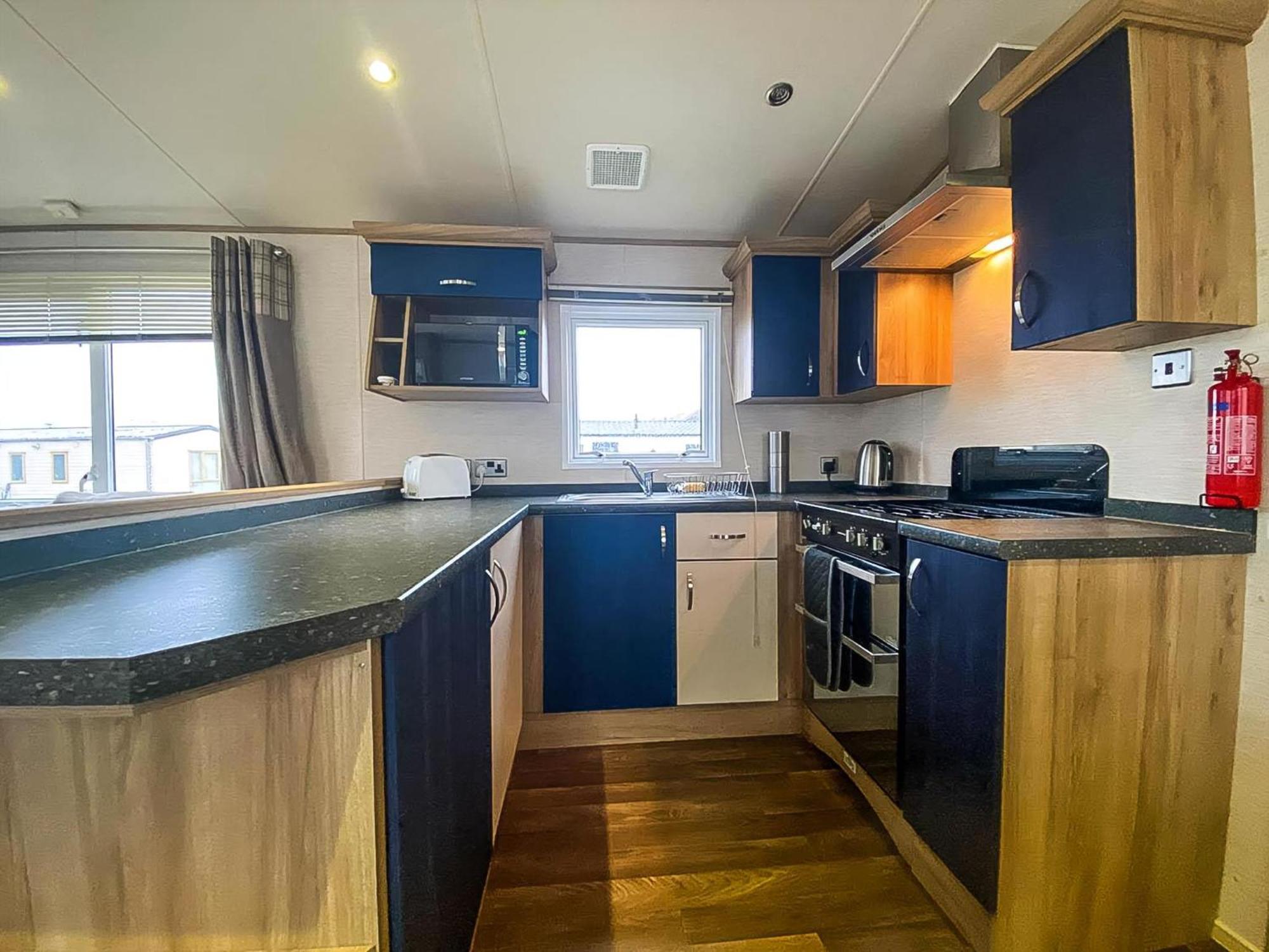 Hotel Lovely 6 Berth Caravan With Decking And Wifi In Kent, Ref 47017C à Whitstable Extérieur photo