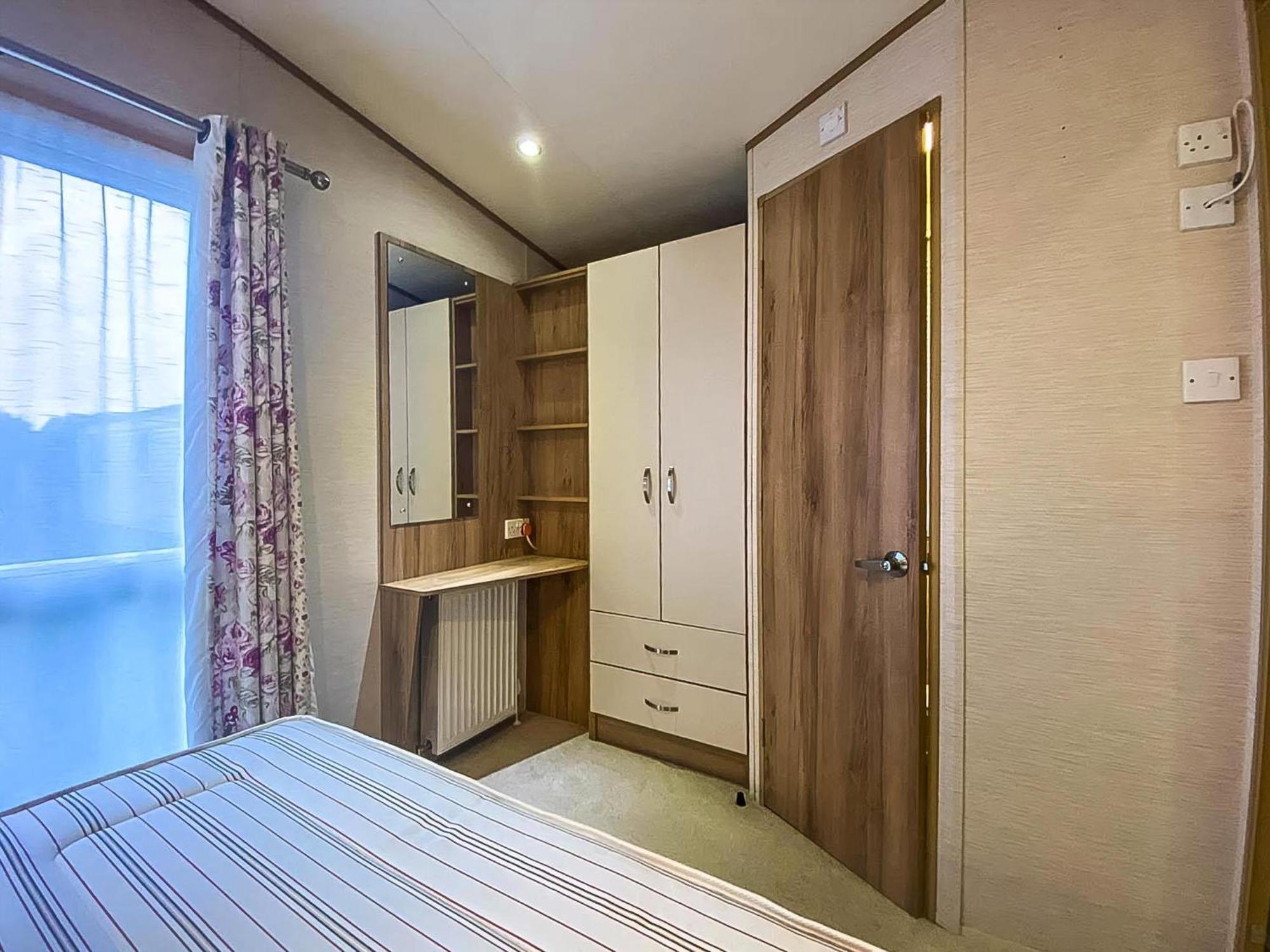 Hotel Lovely 6 Berth Caravan With Decking And Wifi In Kent, Ref 47017C à Whitstable Extérieur photo