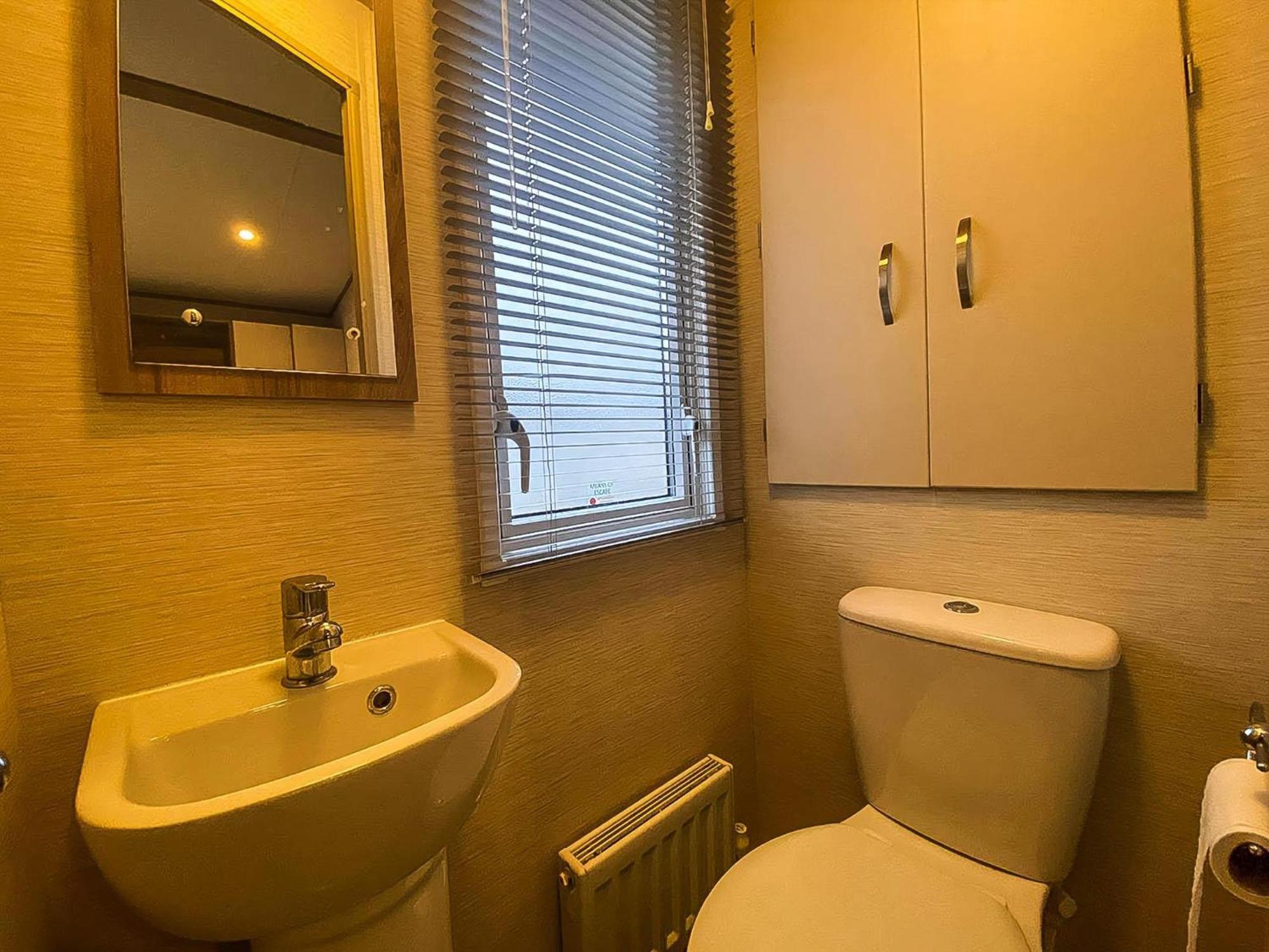 Hotel Lovely 6 Berth Caravan With Decking And Wifi In Kent, Ref 47017C à Whitstable Extérieur photo