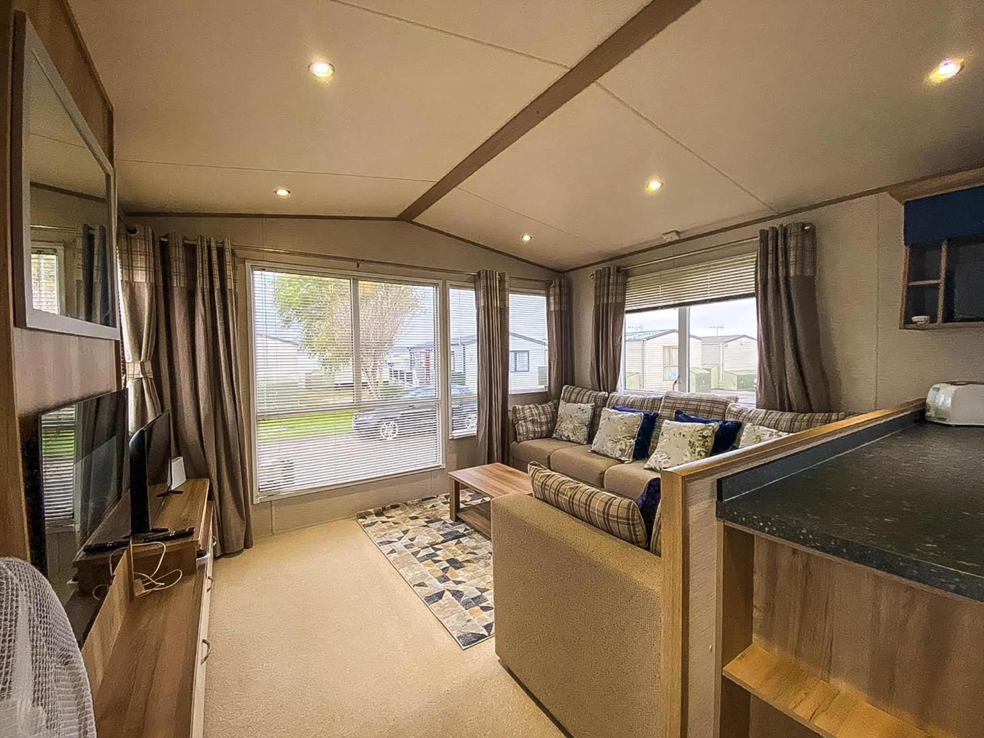 Hotel Lovely 6 Berth Caravan With Decking And Wifi In Kent, Ref 47017C à Whitstable Extérieur photo