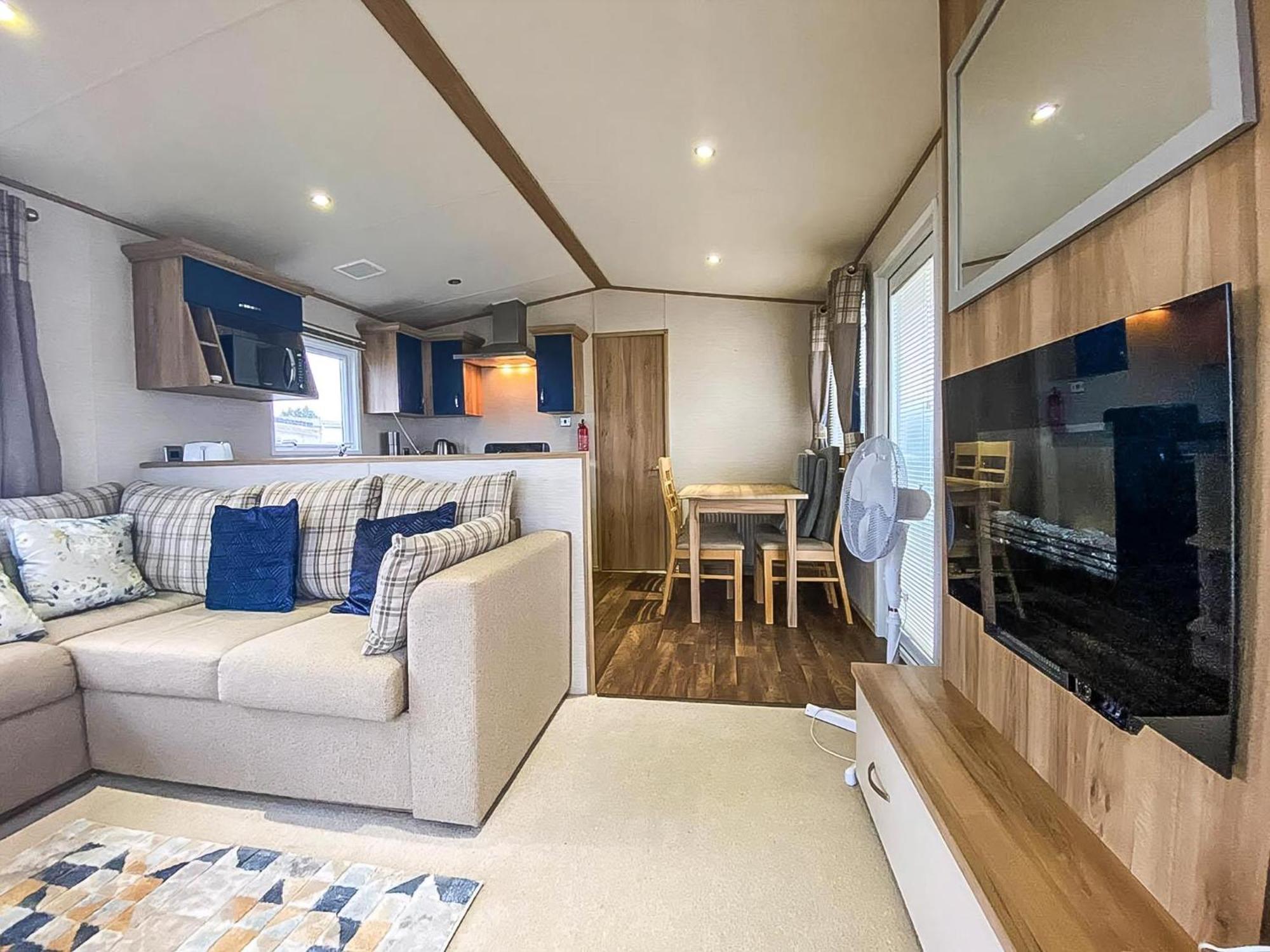 Hotel Lovely 6 Berth Caravan With Decking And Wifi In Kent, Ref 47017C à Whitstable Extérieur photo