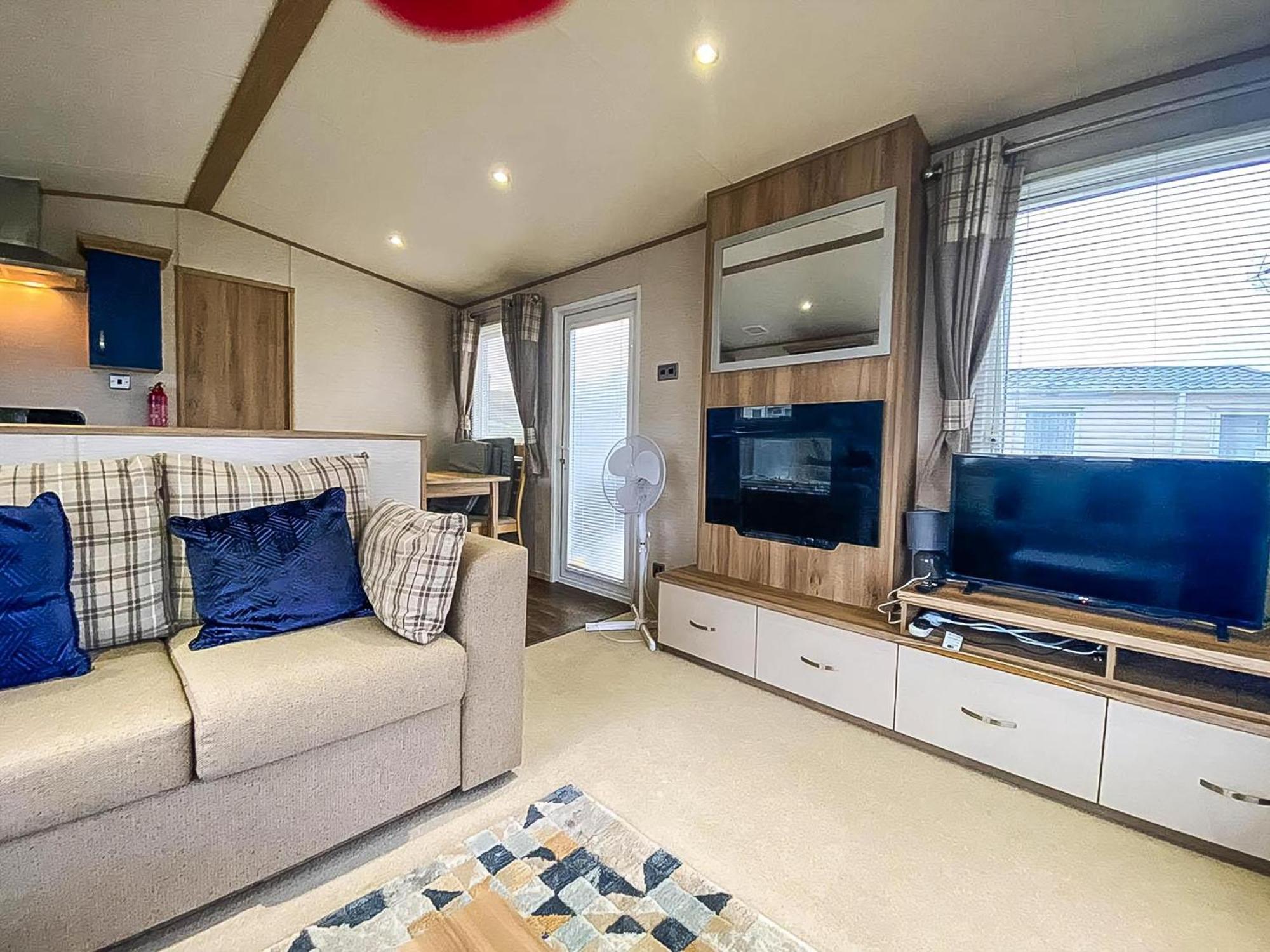 Hotel Lovely 6 Berth Caravan With Decking And Wifi In Kent, Ref 47017C à Whitstable Extérieur photo
