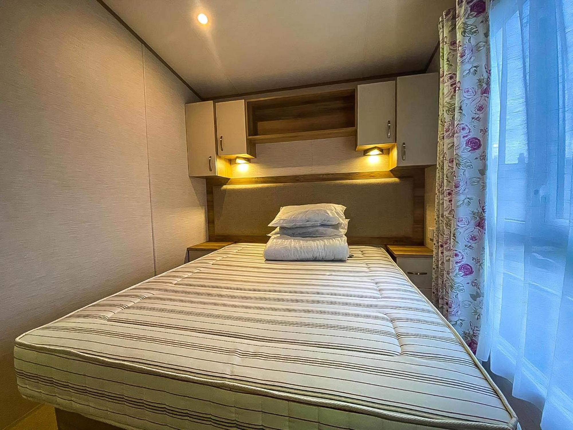 Hotel Lovely 6 Berth Caravan With Decking And Wifi In Kent, Ref 47017C à Whitstable Extérieur photo