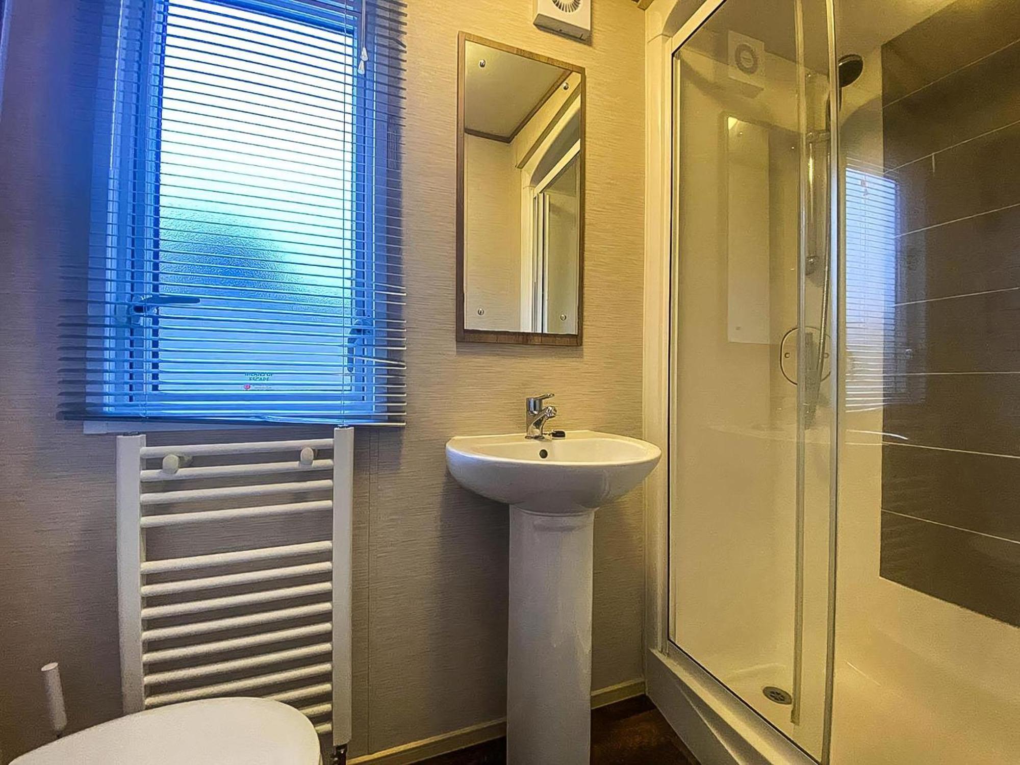 Hotel Lovely 6 Berth Caravan With Decking And Wifi In Kent, Ref 47017C à Whitstable Extérieur photo