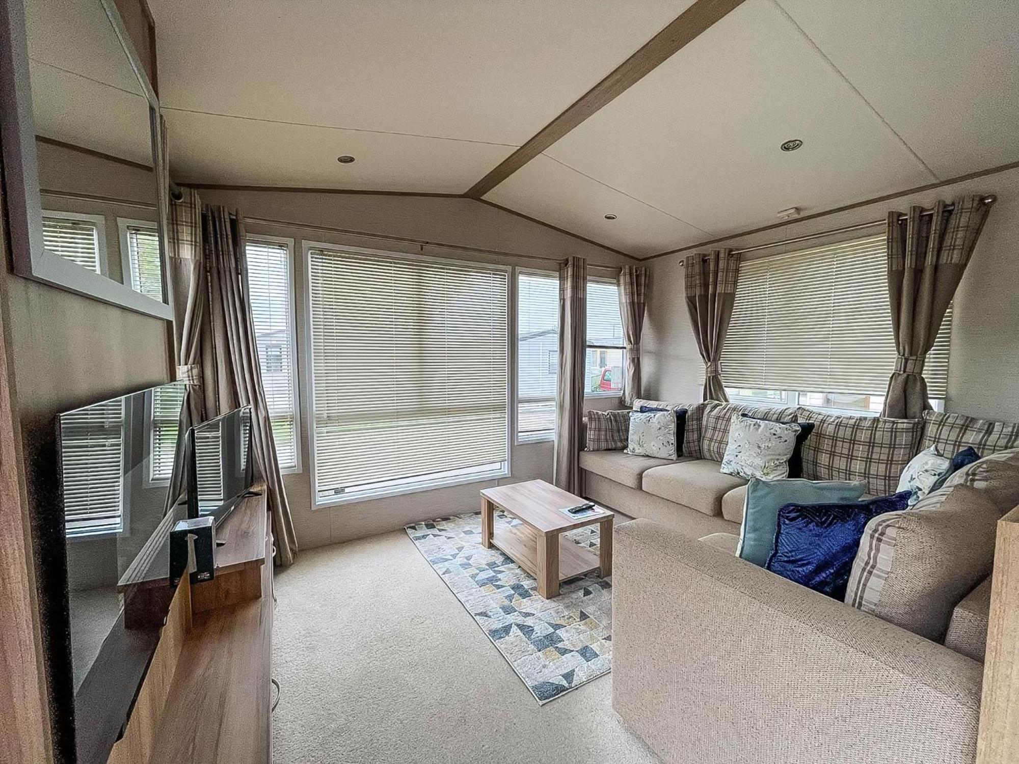 Hotel Lovely 6 Berth Caravan With Decking And Wifi In Kent, Ref 47017C à Whitstable Extérieur photo