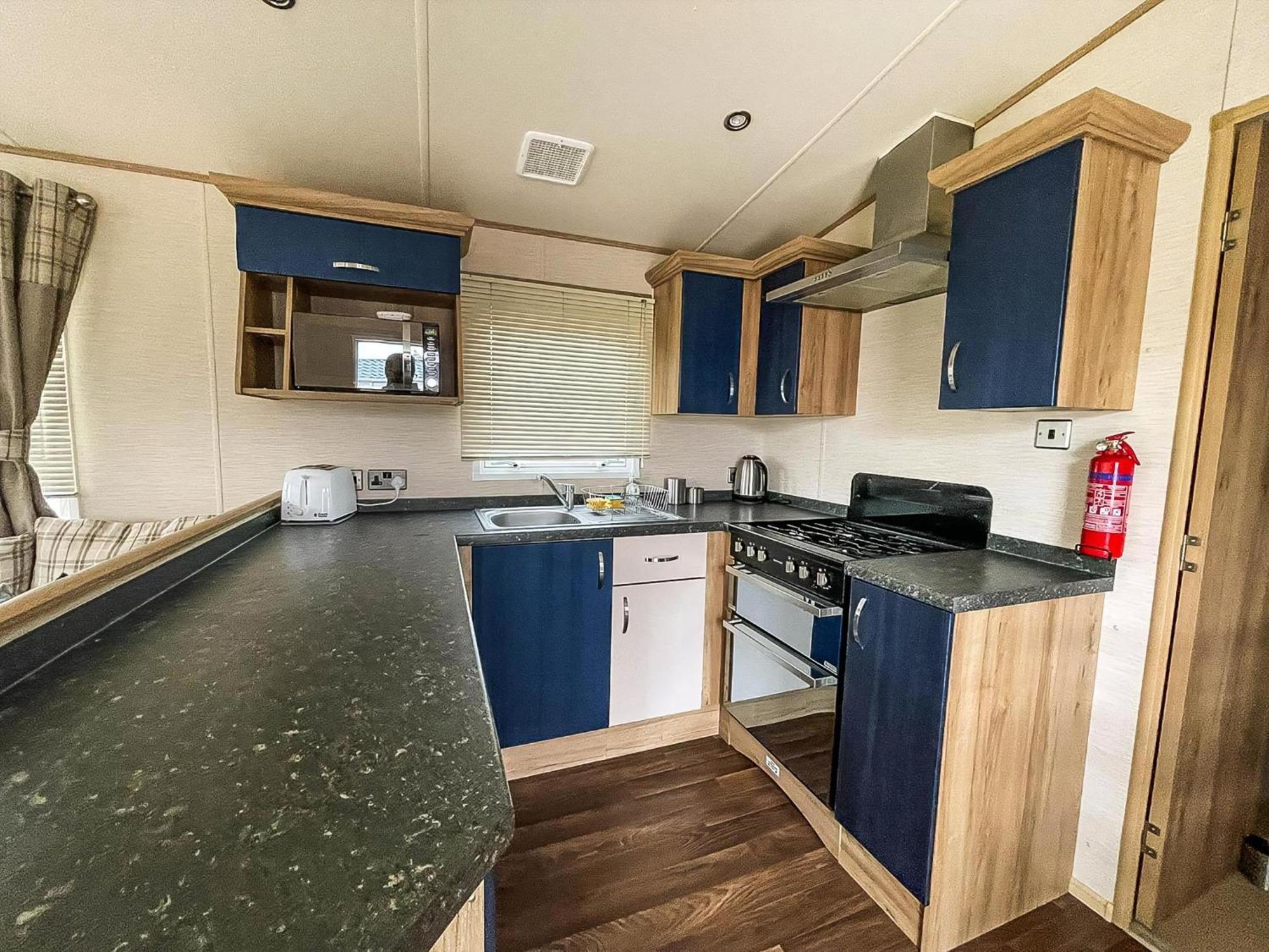 Hotel Lovely 6 Berth Caravan With Decking And Wifi In Kent, Ref 47017C à Whitstable Extérieur photo